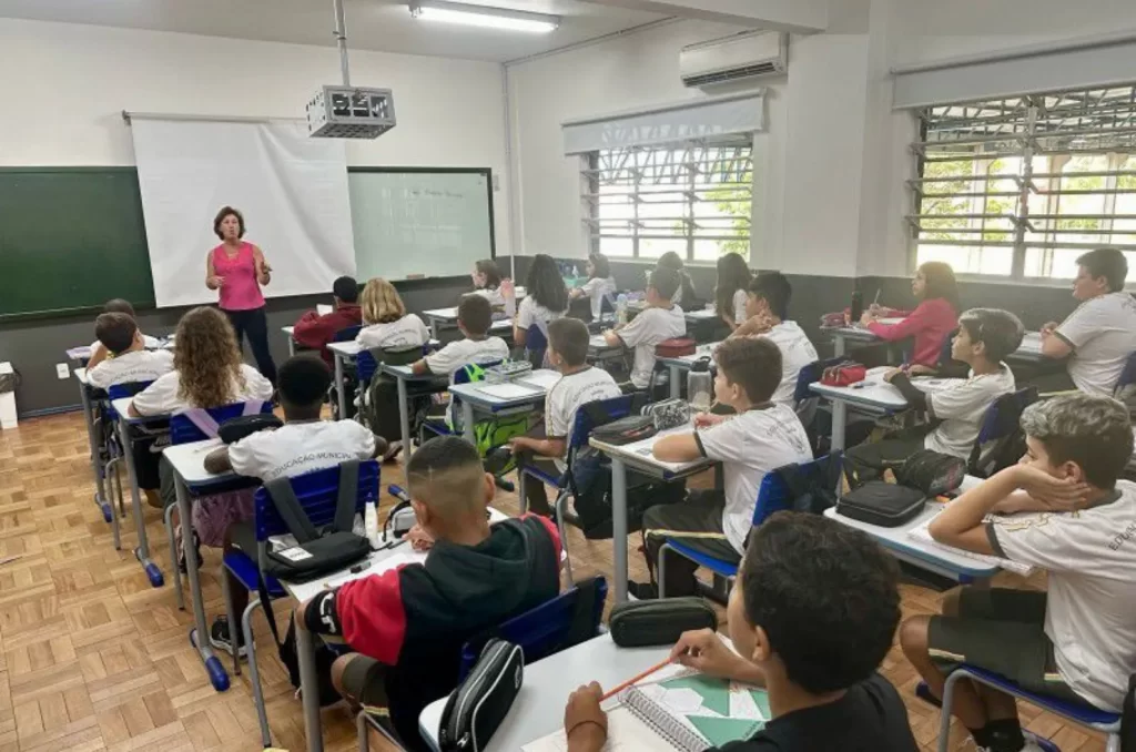 Alunos em atividade escolar em Cocal do Sul