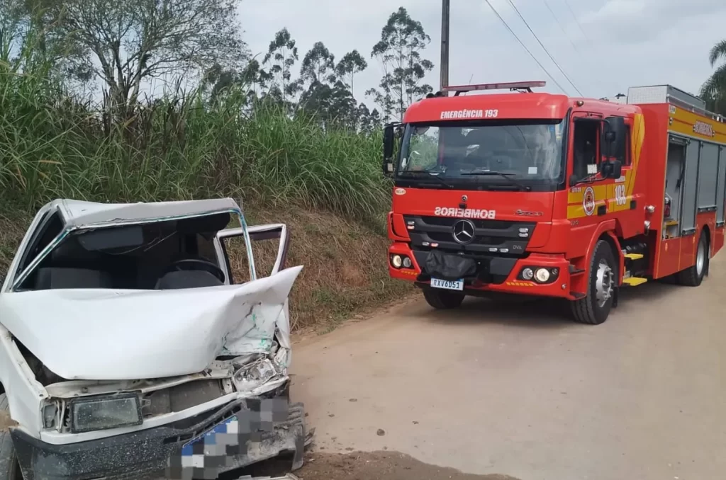 Bo,mbeiros atendendo ocorrência de colisão em Lauro Müller