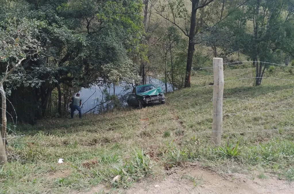 Carro cai em uma ribanceira em Lauro Müller