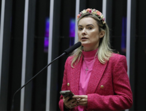 Conheça quem esta por trás das famosa tiaras de flores de Júlia Zanatta