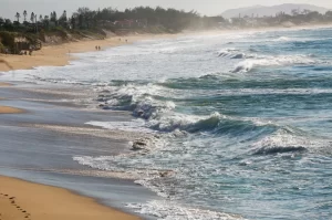Defesa Civil emite alerta sobre mar agitado em SC