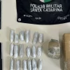 Imagem mostrando a droga apreendida pela polícia: sacola contendo maconha dividida em pedaços grandes e pequenos, totalizando 714 gramas