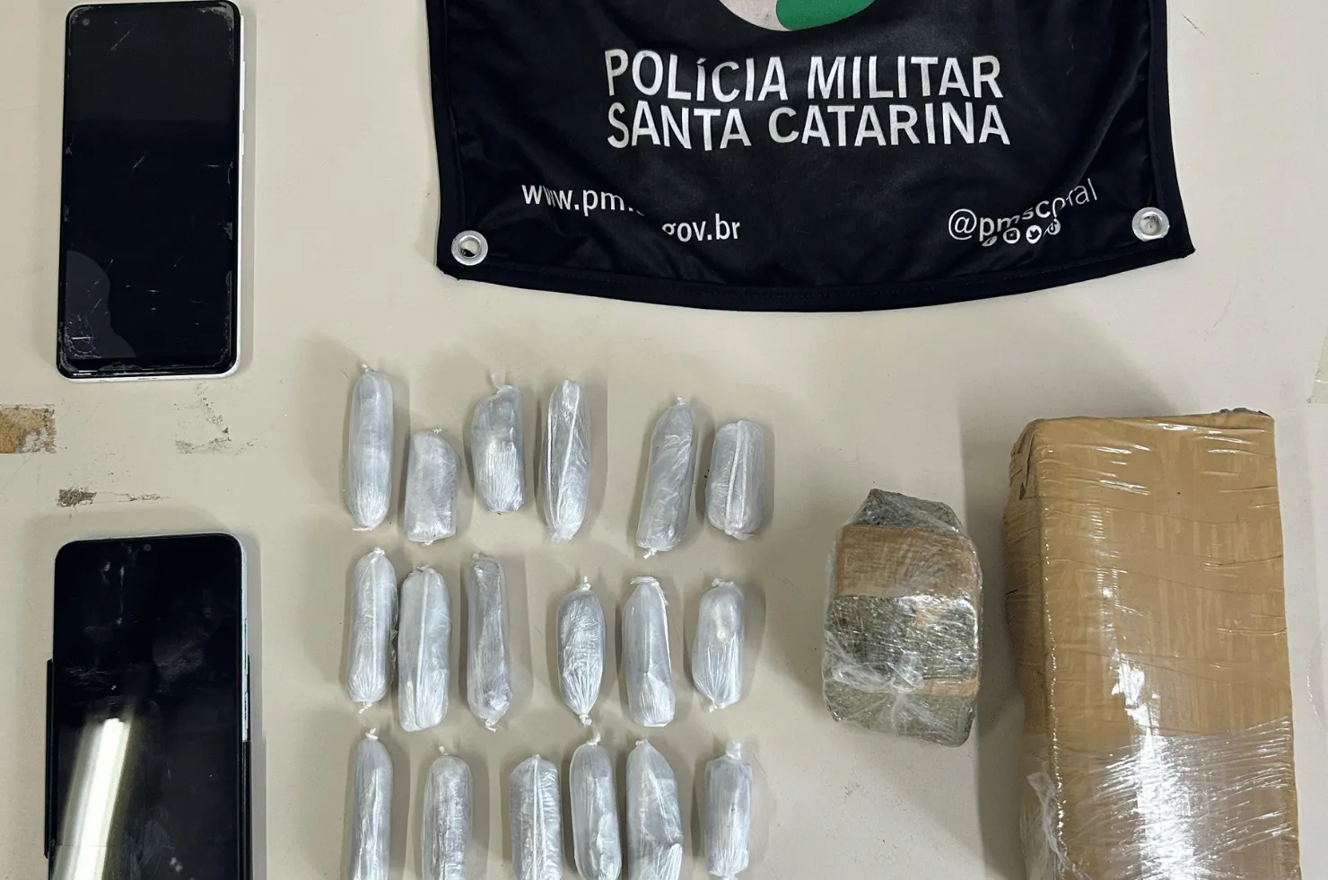 Imagem mostrando a droga apreendida pela polícia: sacola contendo maconha dividida em pedaços grandes e pequenos, totalizando 714 gramas