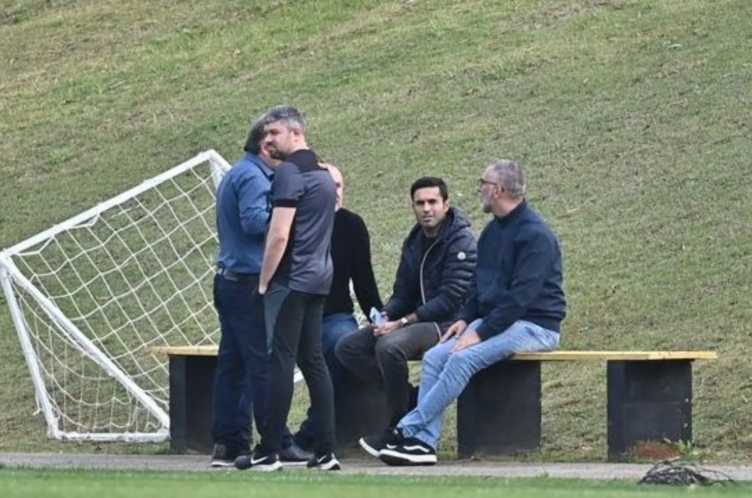 Eder e Juliano Camargo visualizando treino no CT Antenor Angeloni