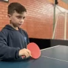 Estudante Luís Henrique Castro Barbosa, aluno de 8 anos da EEB Nossa Senhora da Conceição, jogando Tênis de Mesa