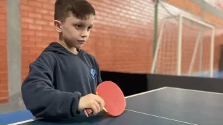 Estudante Luís Henrique Castro Barbosa, aluno de 8 anos da EEB Nossa Senhora da Conceição, jogando Tênis de Mesa