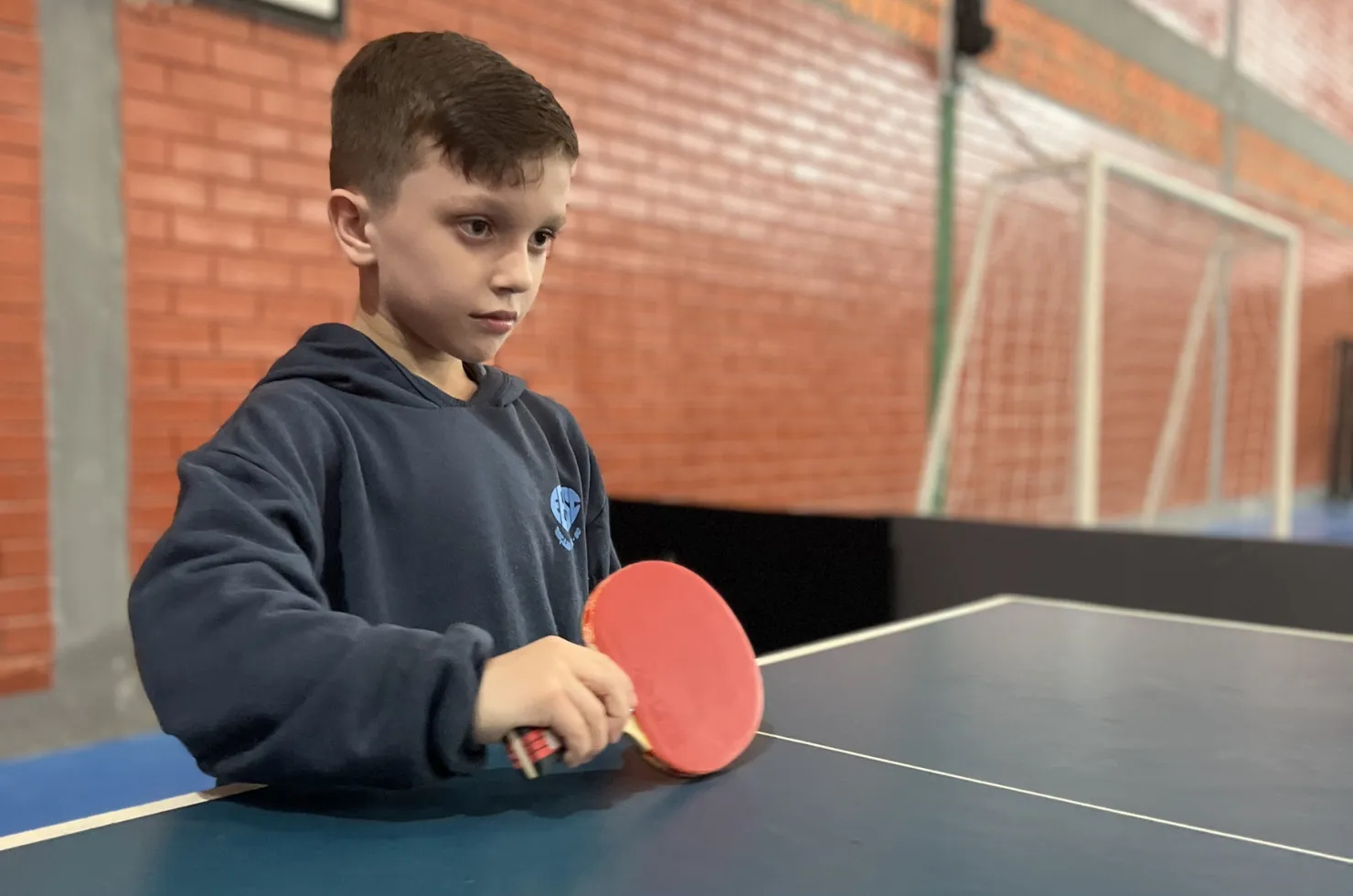 Estudante Luís Henrique Castro Barbosa, aluno de 8 anos da EEB Nossa Senhora da Conceição, jogando Tênis de Mesa