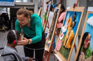 Exposição Arte Pra Cego Ver possibilitará que alunos criem nova versão de audiodescrição para obra acessível