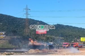 [VÍDEO] Caminhão transportando combustível pega fogo na BR-101