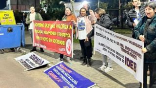 Professores de Tubarão se manifestam durante agenda do governador na cidade