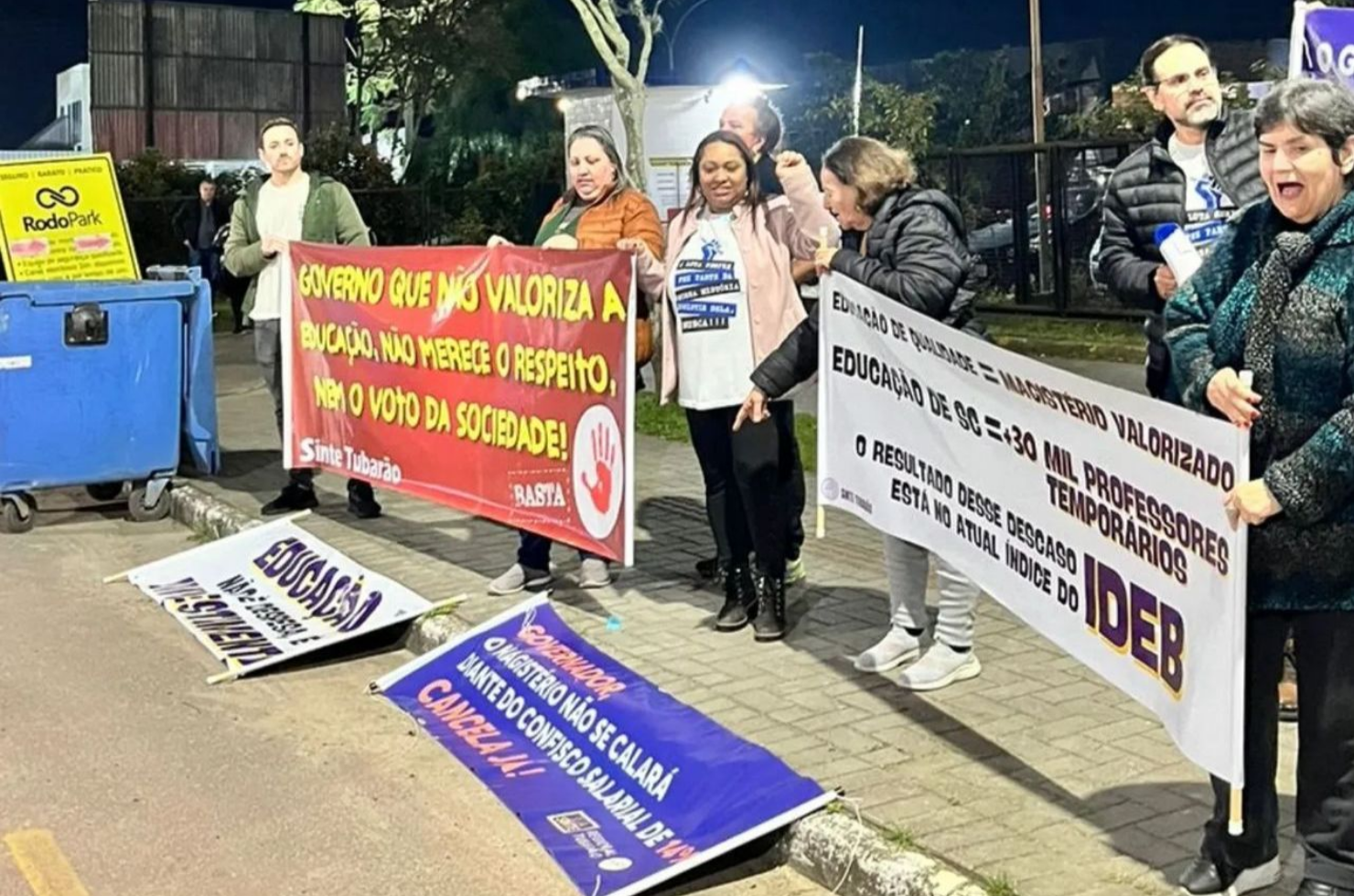 Professores de Tubarão se manifestam durante agenda do governador na cidade