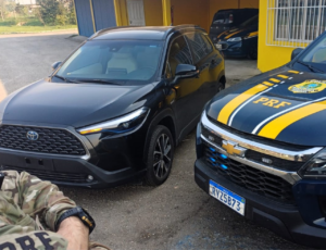 PRF recupera carro roubado com placas clonadas na BR-101 em Paulo Lopes