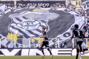 Na luta pela classificação, Figueirense encara o Volta Redonda
