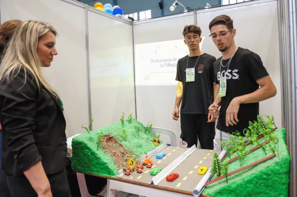 Trabalhos de ciências expostos por estudantes durante a XII Feira Regional de Ciência e Tecnologia