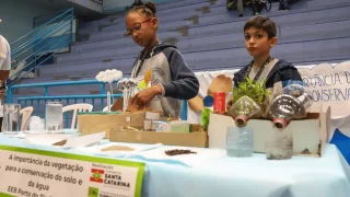 Estudantes apresentando projetos de ciências durante a XII Feira Regional de Ciência e Tecnologia no Instituto Estadual de Educação