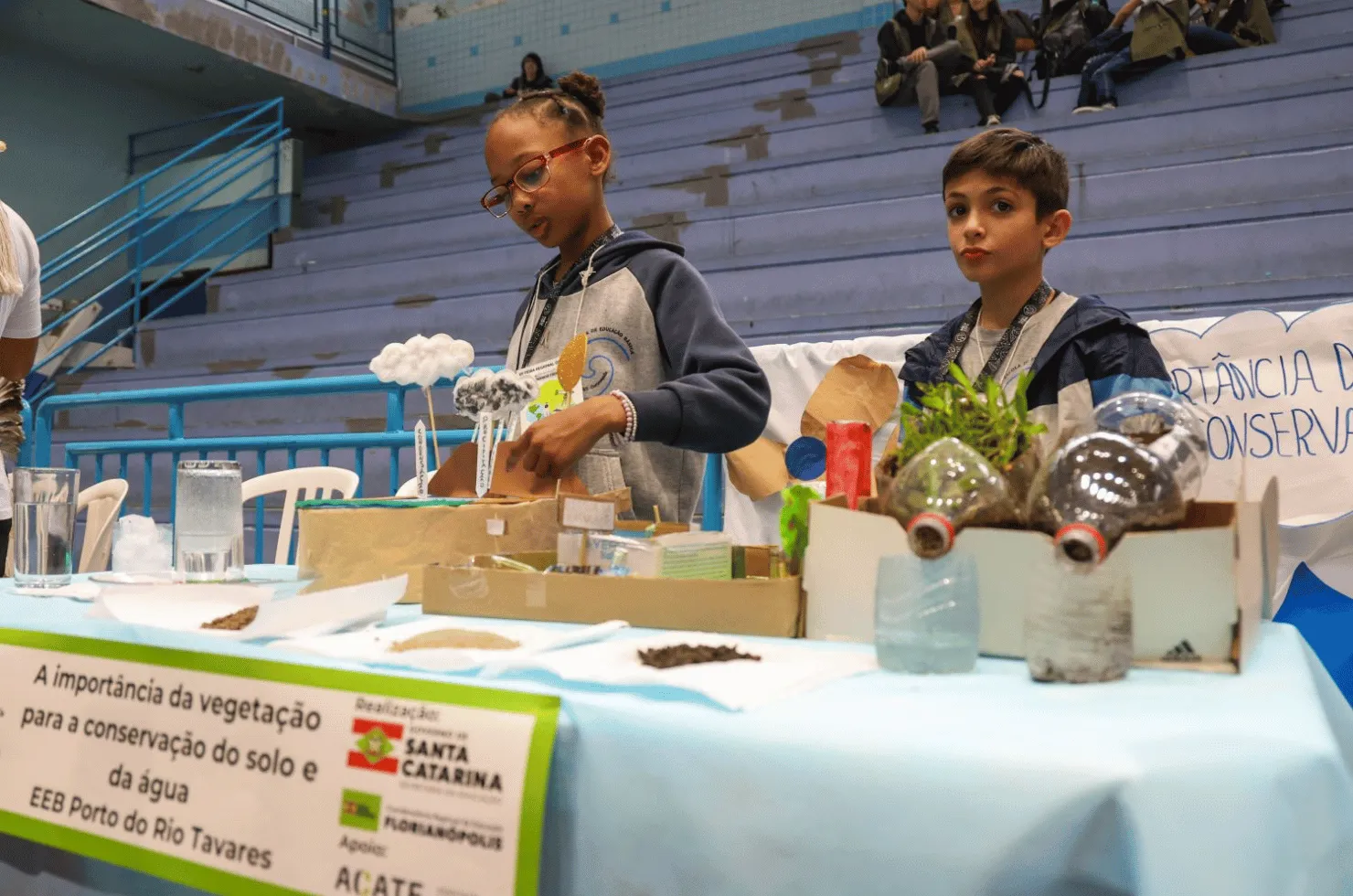 Estudantes apresentando projetos de ciências durante a XII Feira Regional de Ciência e Tecnologia no Instituto Estadual de Educação