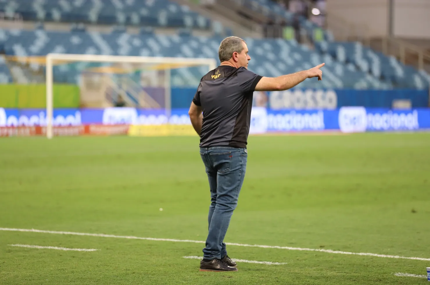 Cláudio Tencati, técnico do Criciúma, à beira do campo na derrota contra o Cuiabá pela 25ª rodada do Brasileirão 2024