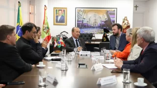 Governador Jorginho Mello em reunião com a cônsul-geral do Canadá, Caroline Charette, discutindo parcerias entre Canadá e Santa Catarina