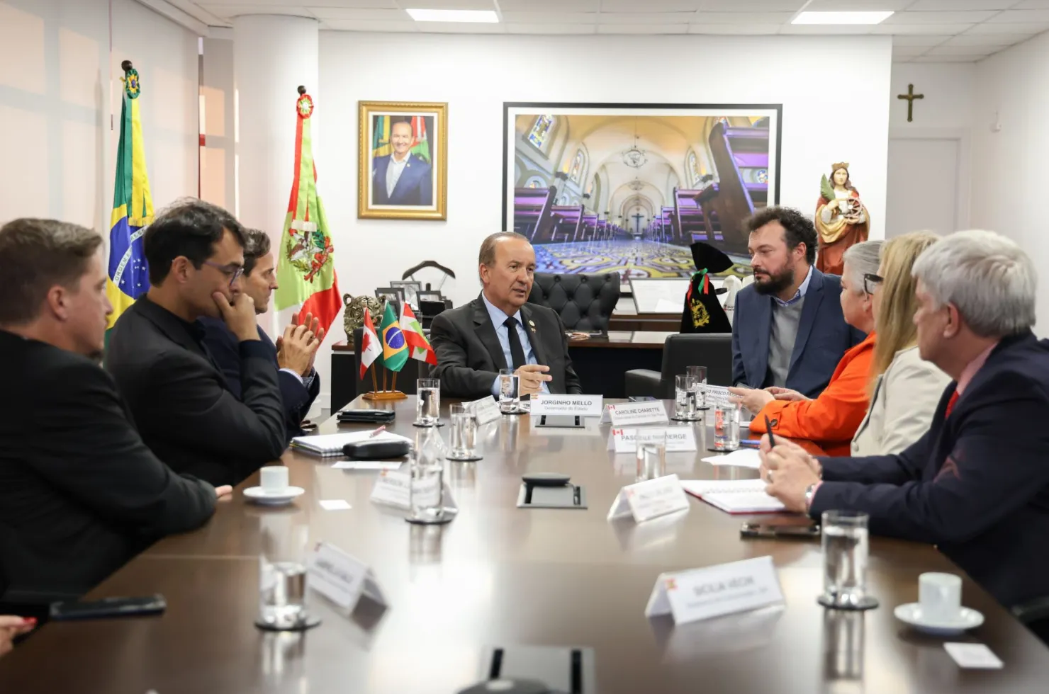 Governador Jorginho Mello em reunião com a cônsul-geral do Canadá, Caroline Charette, discutindo parcerias entre Canadá e Santa Catarina