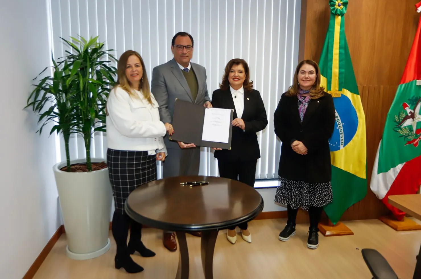 Imagem da vice-governadora Marilisa Boehm assinando o acordo de cooperação para o Projeto Íris