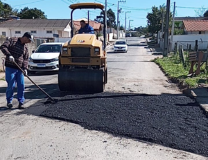Operação tapa-buracos avança em Capivari de Baixo