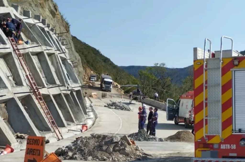 Bombeiros trabalhando na remoção do homem