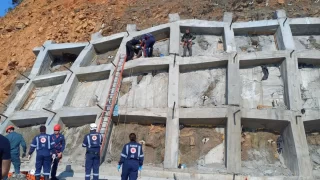 Homem sendo resgatado pelos Bombeiros ao Cair da Serr