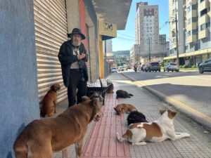 Quem é o homem que cuida de cachorros há 40 anos em Criciúma