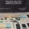 Drogas, dinheiro e aparelhos celulares apreendidos pela Polícia Militar em Santa Rosa do Sul, incluindo maconha, cocaína, crack, cédulas de dinheiro e celulares