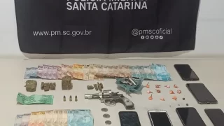 Drogas, dinheiro e aparelhos celulares apreendidos pela Polícia Militar em Santa Rosa do Sul, incluindo maconha, cocaína, crack, cédulas de dinheiro e celulares