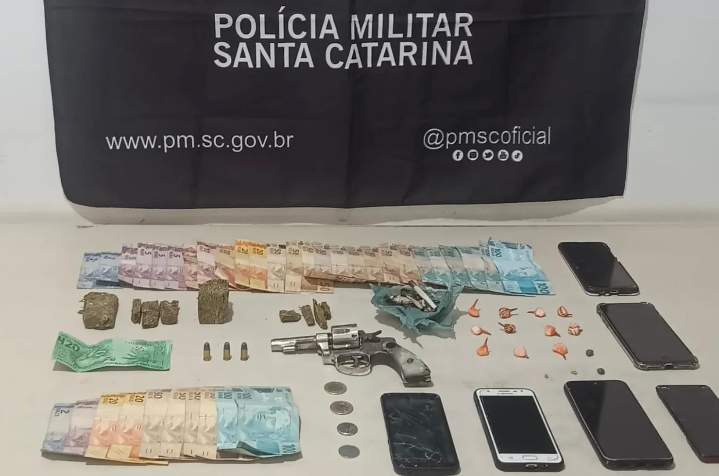 Drogas, dinheiro e aparelhos celulares apreendidos pela Polícia Militar em Santa Rosa do Sul, incluindo maconha, cocaína, crack, cédulas de dinheiro e celulares