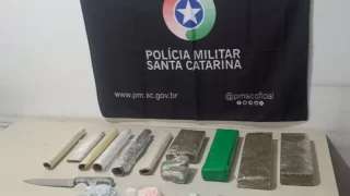 Drogas apreendidas com o homem, junto com uma faca e balanças de precisão