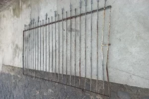 Homens são flagrados levando portão de residência em Criciúma