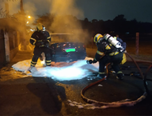 Incêndio consome carro em bairro de Criciúma