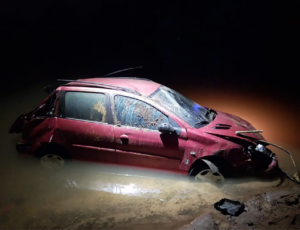 Motorista sobrevive a queda de 10 metros em Criciúma