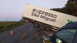Acidente na BR-282: Carreta sai da pista e tráfego é desviado