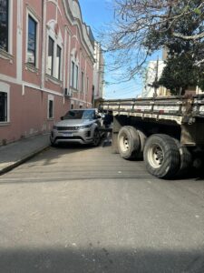 Acidente envolvendo carro de luxo causa congestionamento em Tubarão