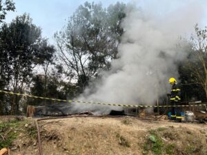 Incêndio em casa de madeira mobiliza bombeiros em Urubici
