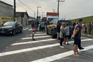 Suspensa pintura na BR-101 que isolaria bairro Alto Arroio em Imbituba