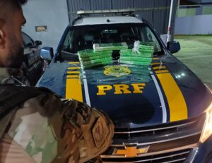 PRF apreende 10 quilos de maconha após perseguição de 14 km em Tubarão