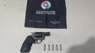 Revólver calibre 38 com cinco munições apreendido pela Polícia Militar em Balneário Arroio do Silva