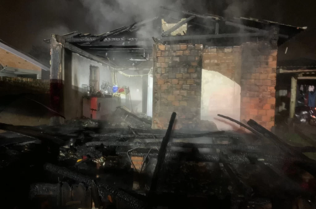 Incêndio destroi peça de casa e danifica carro no Rio Maina, em Criciúma