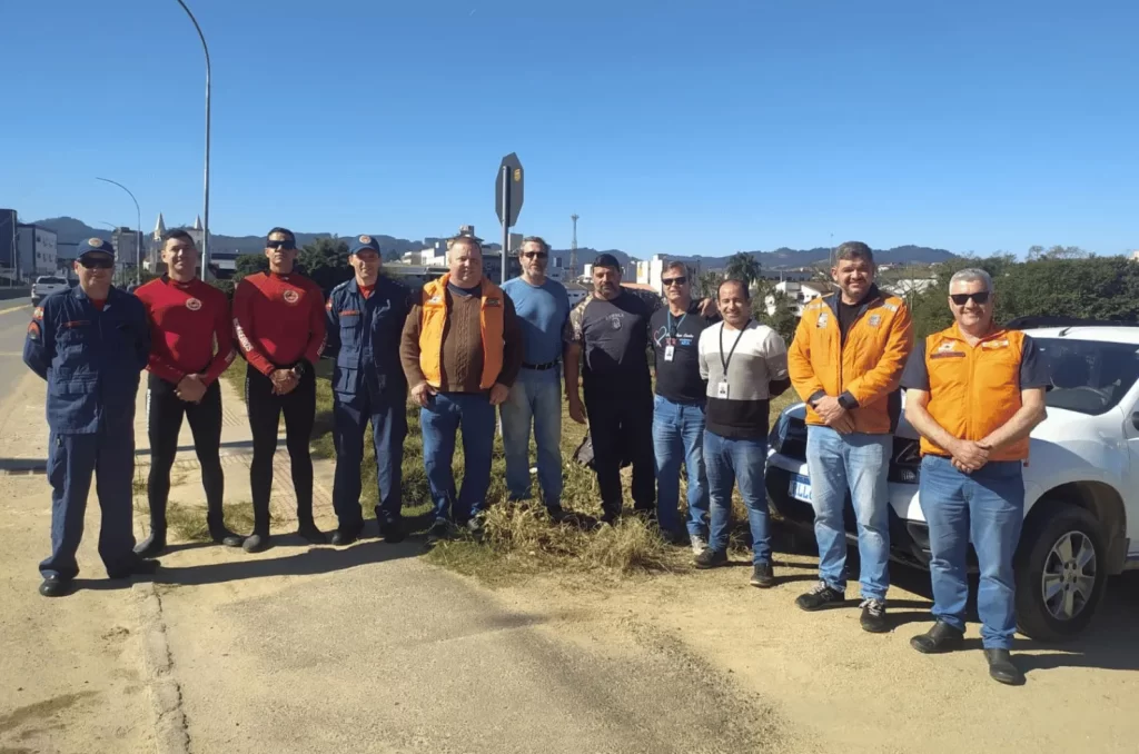 Reunião com autoridades locais e regionais, incluindo representantes da Amurel e Defesa Civil, discutindo o projeto de monitoramento das águas