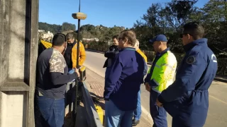 Equipe de técnicos visitando a ponte da Avenida Alfredo Hülse em São Martinho para análise do perfil transversal do rio Capivari