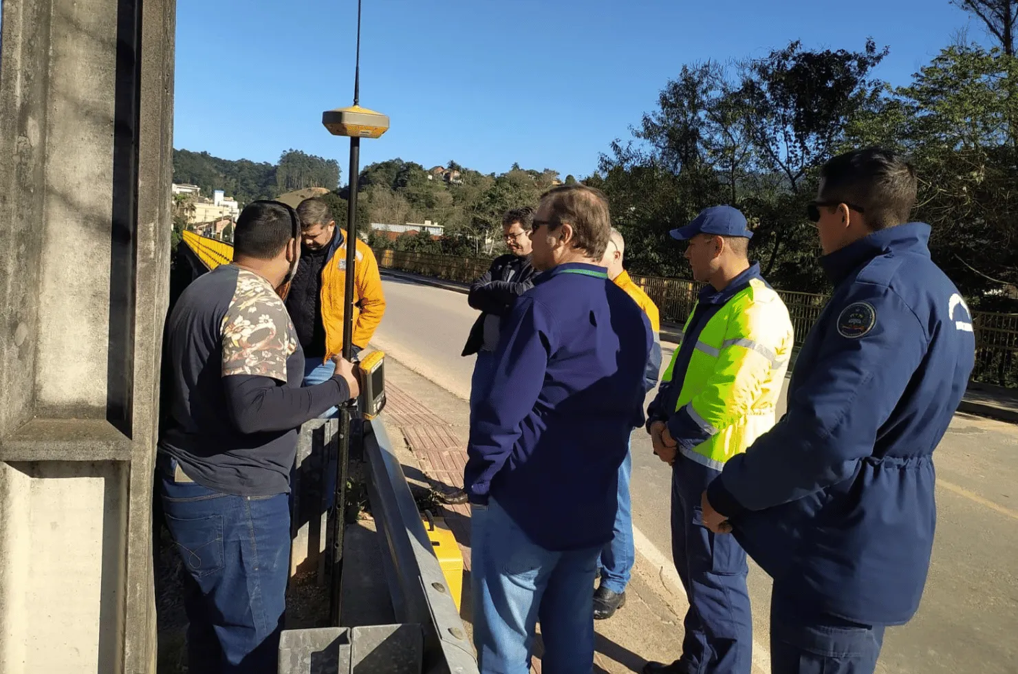 Equipe de técnicos visitando a ponte da Avenida Alfredo Hülse em São Martinho para análise do perfil transversal do rio Capivari