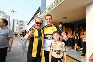 Jorginho Mello assiste Tigre x Vasco com Ricardo Guidi