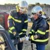 Governador Jorginho Mello cortando pedaço de carro com um alicate hidráulico