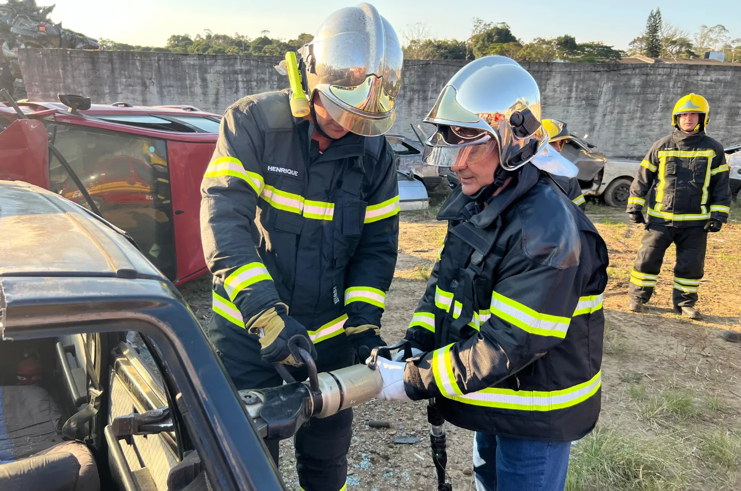 Governador Jorginho Mello cortando pedaço de carro com um alicate hidráulico