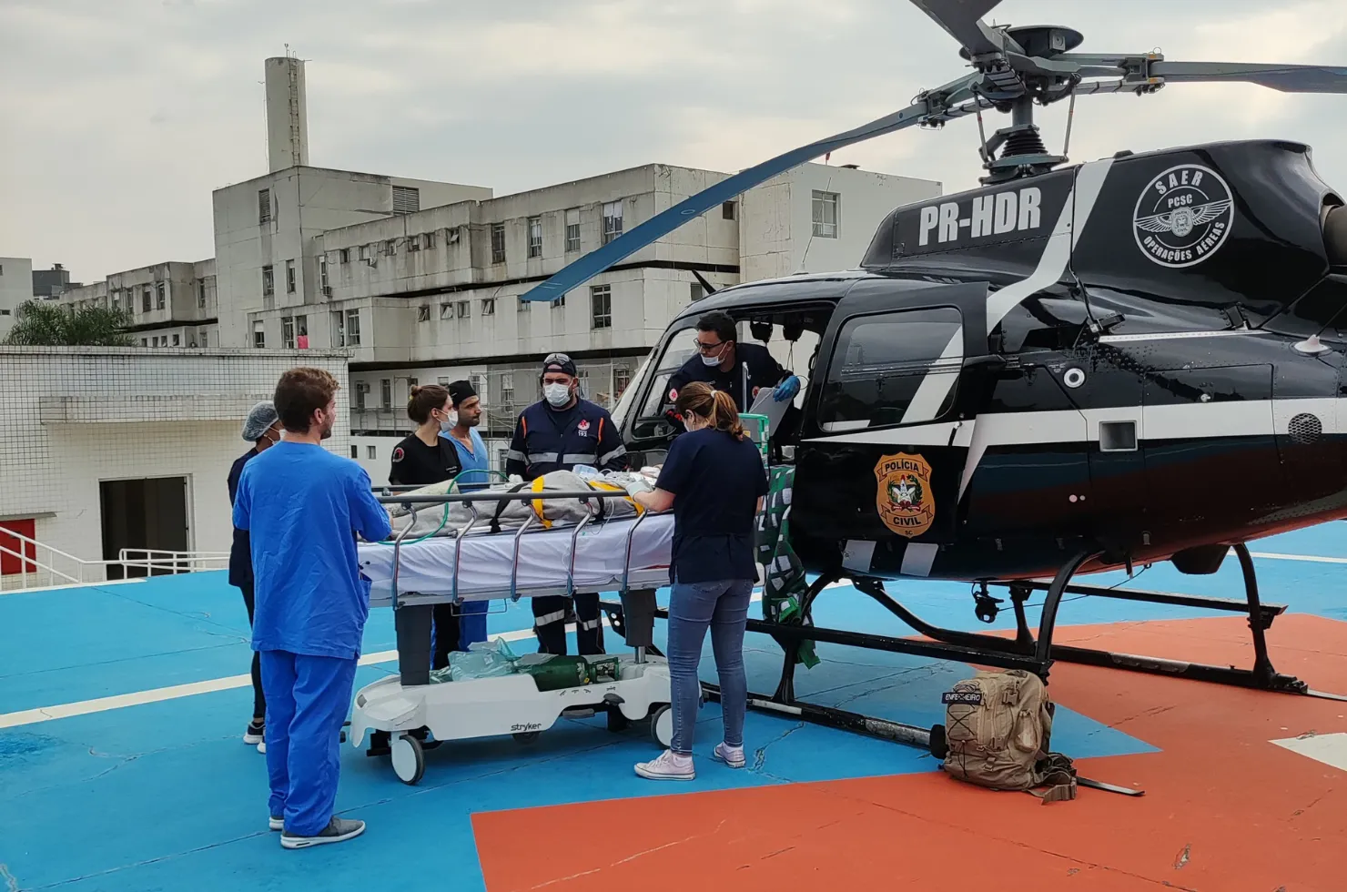 Vítima sendo conduzida pelo SAER/ Sarasul ao Hospital