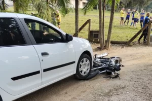 Cena do acidente fatal envolvendo uma moto e um carro na SC-108, em Cocal do Sul